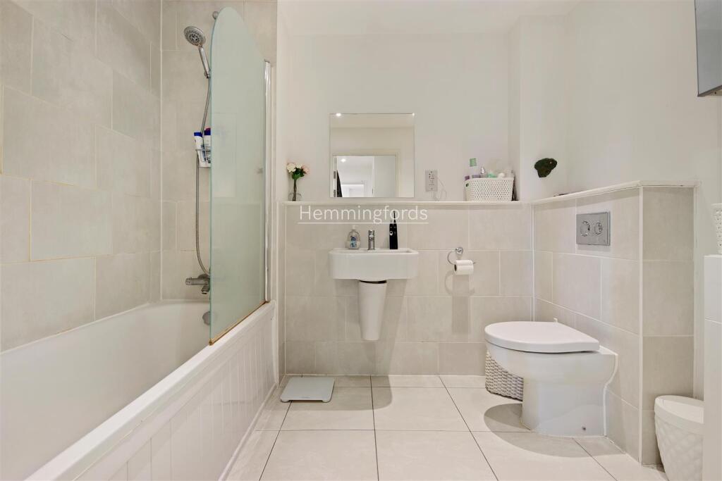 02-76731 - AM - 65, Dance Square London, EC1V 3AJ-