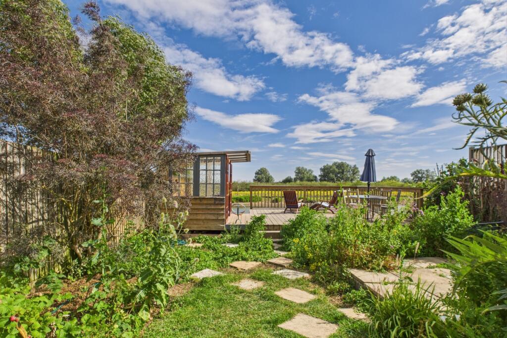 CAM02519G0-PR0311-STILL012