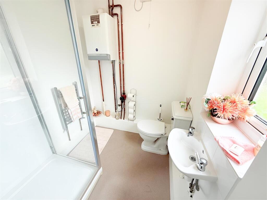 GROUND FLOOR SHOWER ROOM