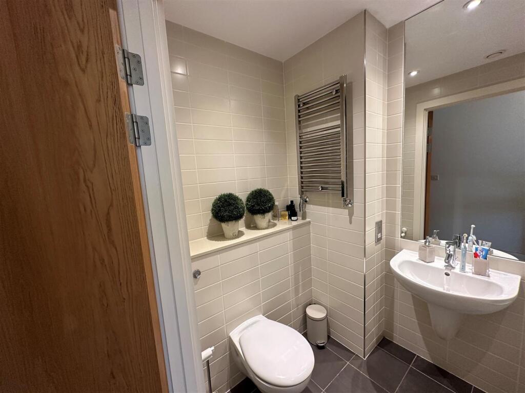 C311 Bathroom l.jpg