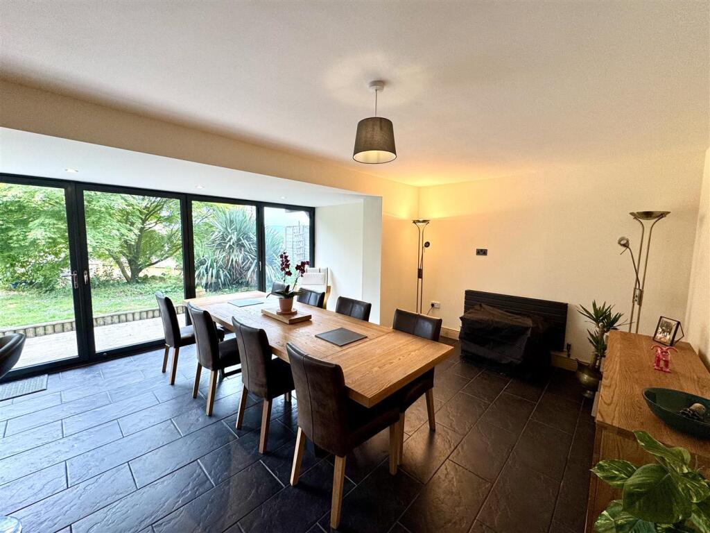 FAMILY/DINING AREA