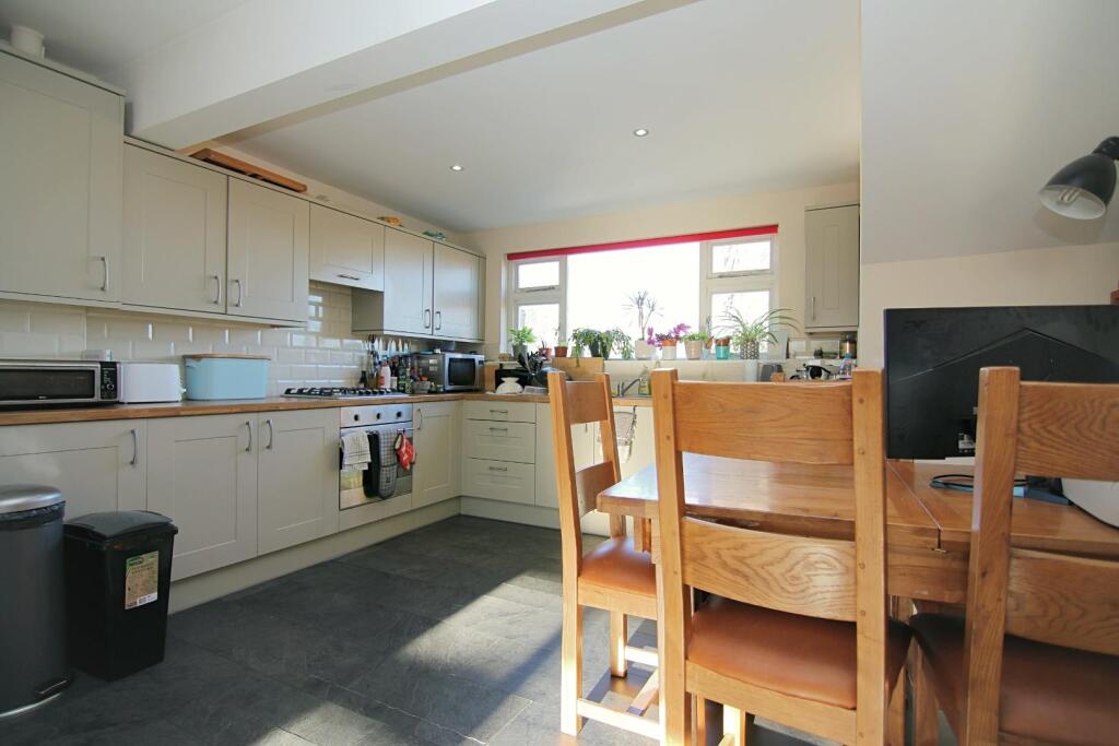 FLAT B KITCHEN/DINER
