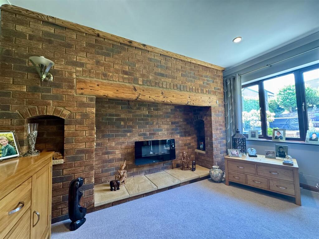 LIVING/DINING ROOM