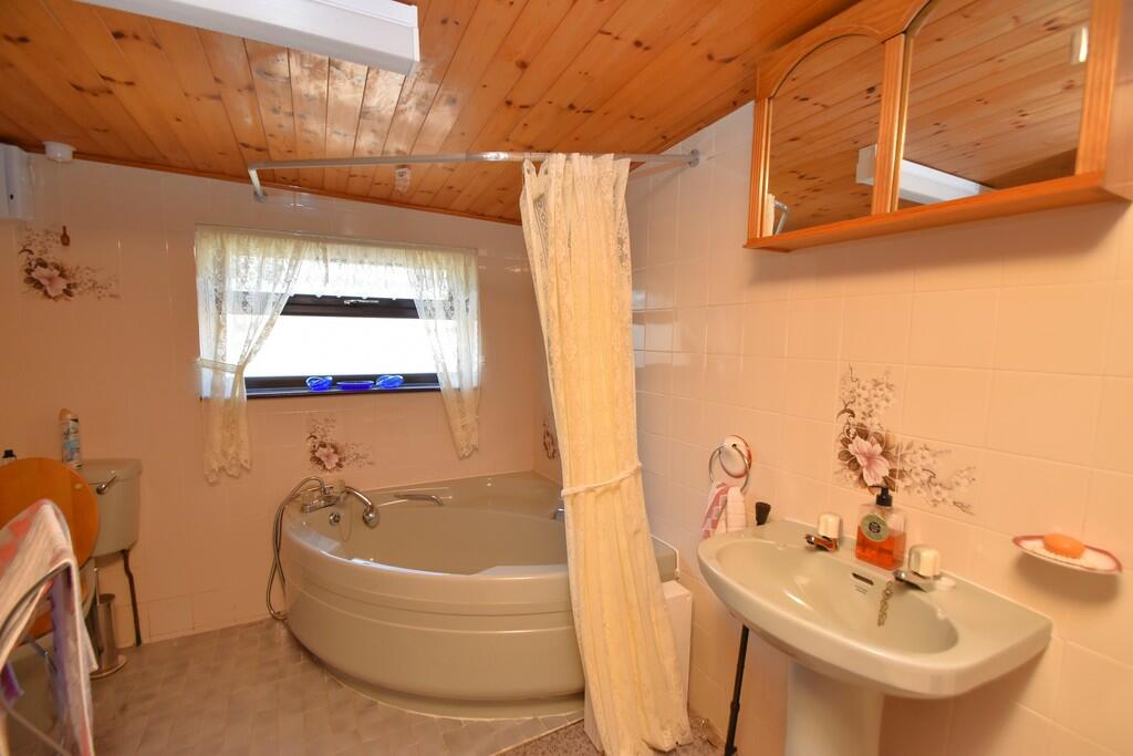 Ground floor bath...