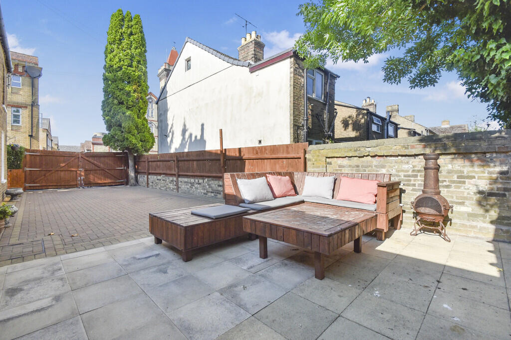 1565174_202506201...