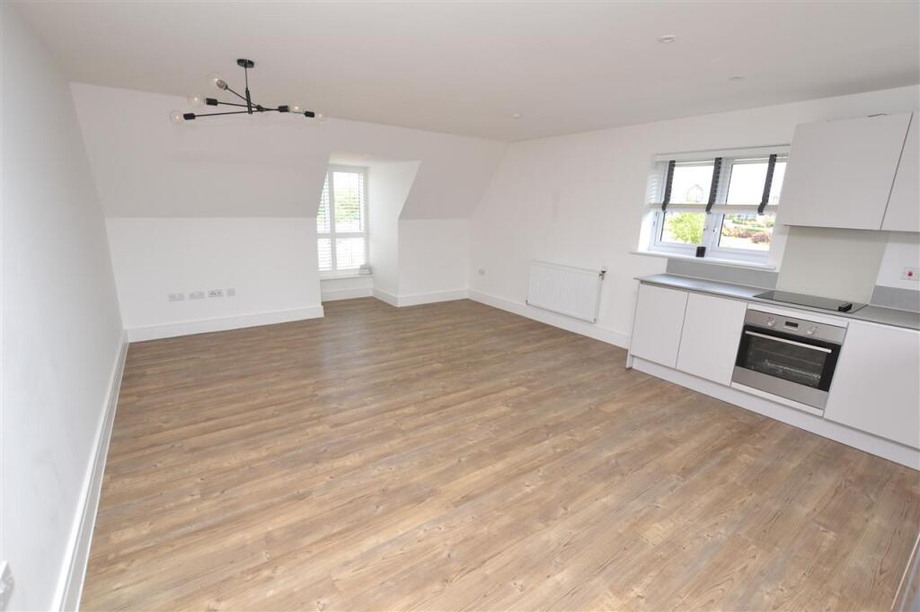 KITCHEN / LIVING