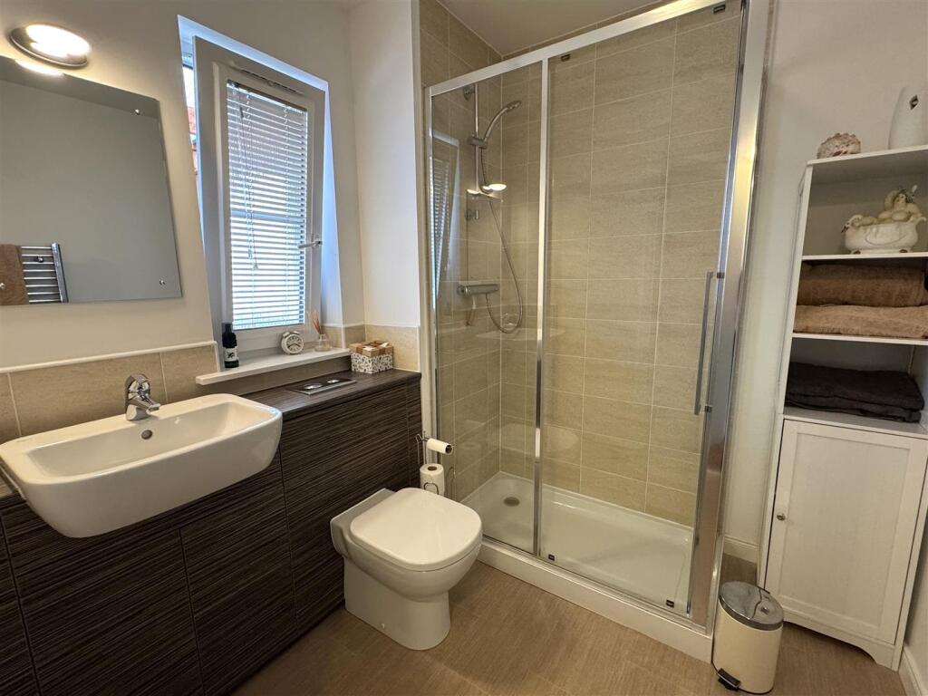 SHOWER ROOM.JPG