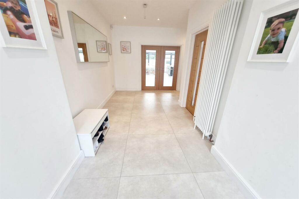 ENTRANCE HALL: PIC. 3