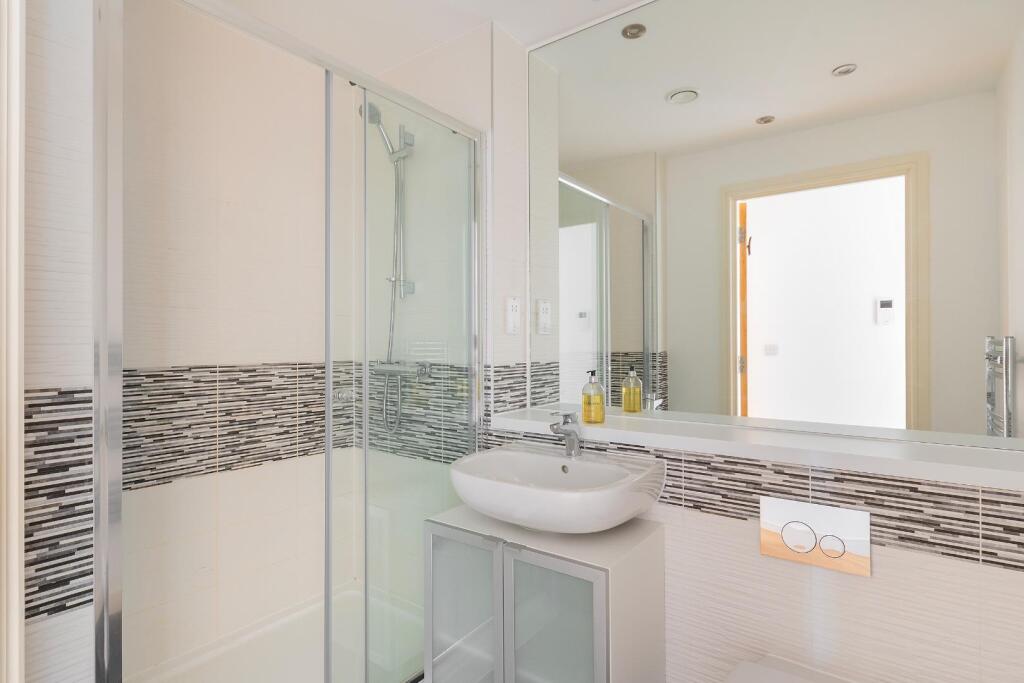 11N04OCC - Bathroom B.jpg