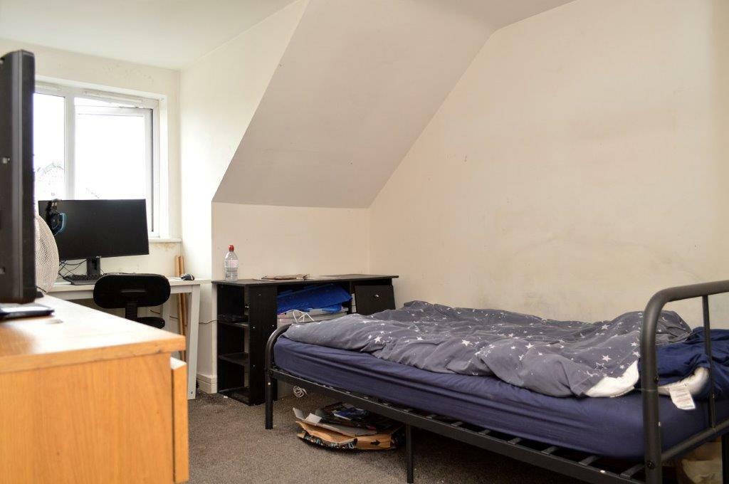 Bed 1.jpg