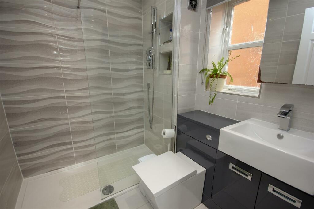 En-suite 1.jpg