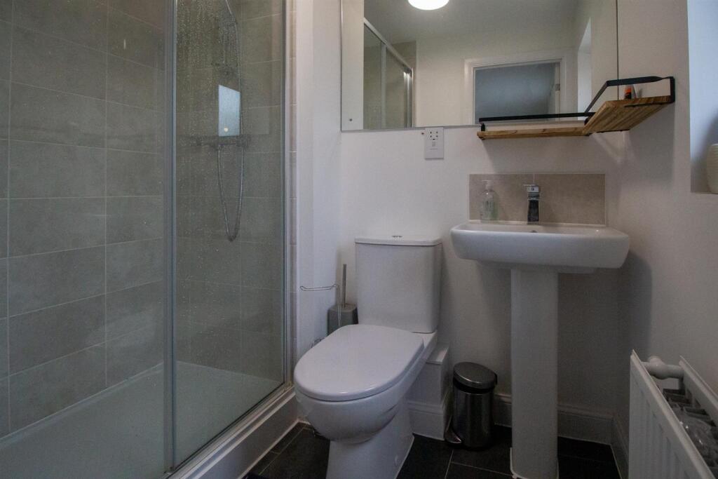 7 Clementina C - Ensuite.jpg