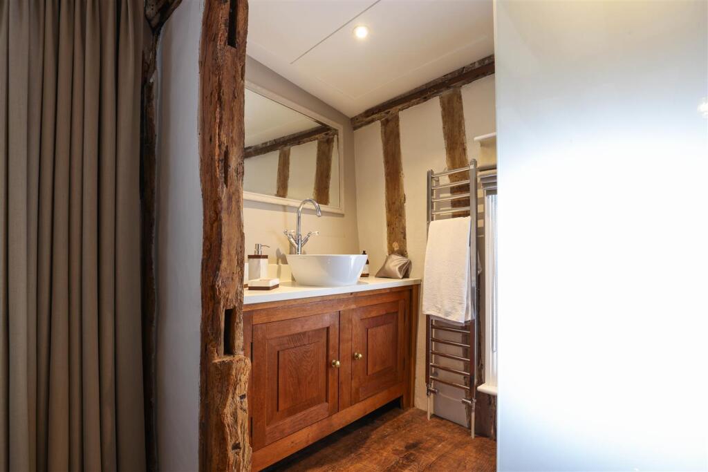 63 Whiting Street [Bathroom] 01.jpg