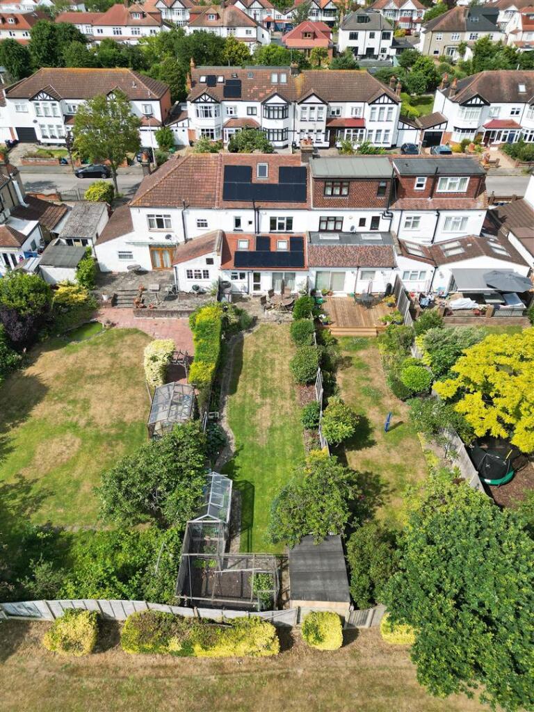 Cheyne Avenue, E18