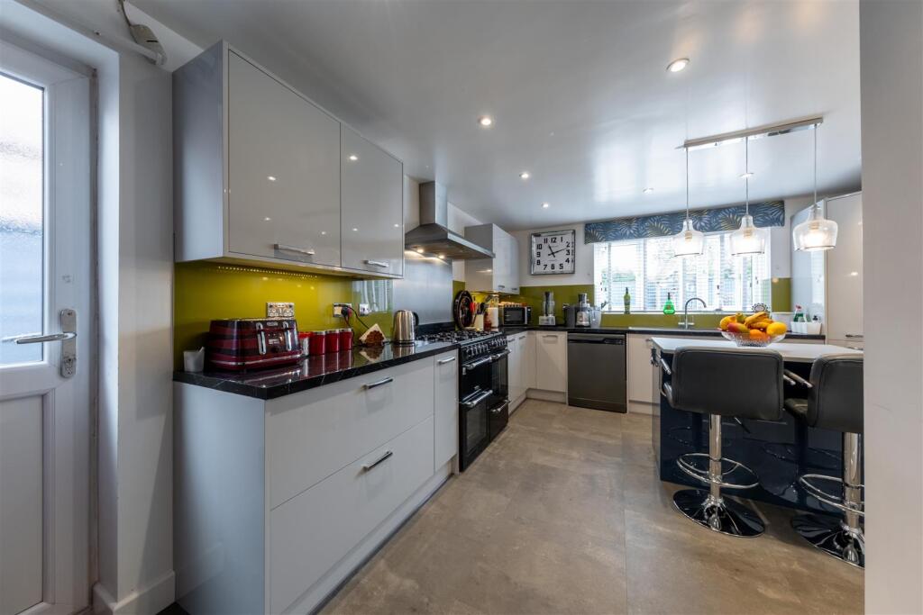 26 Chesterfield Close-002.jpg