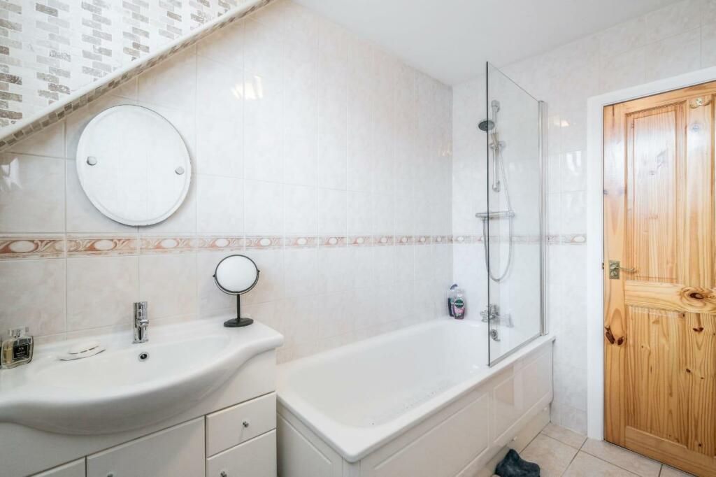 1st floor bathroom basin and bath.jpg