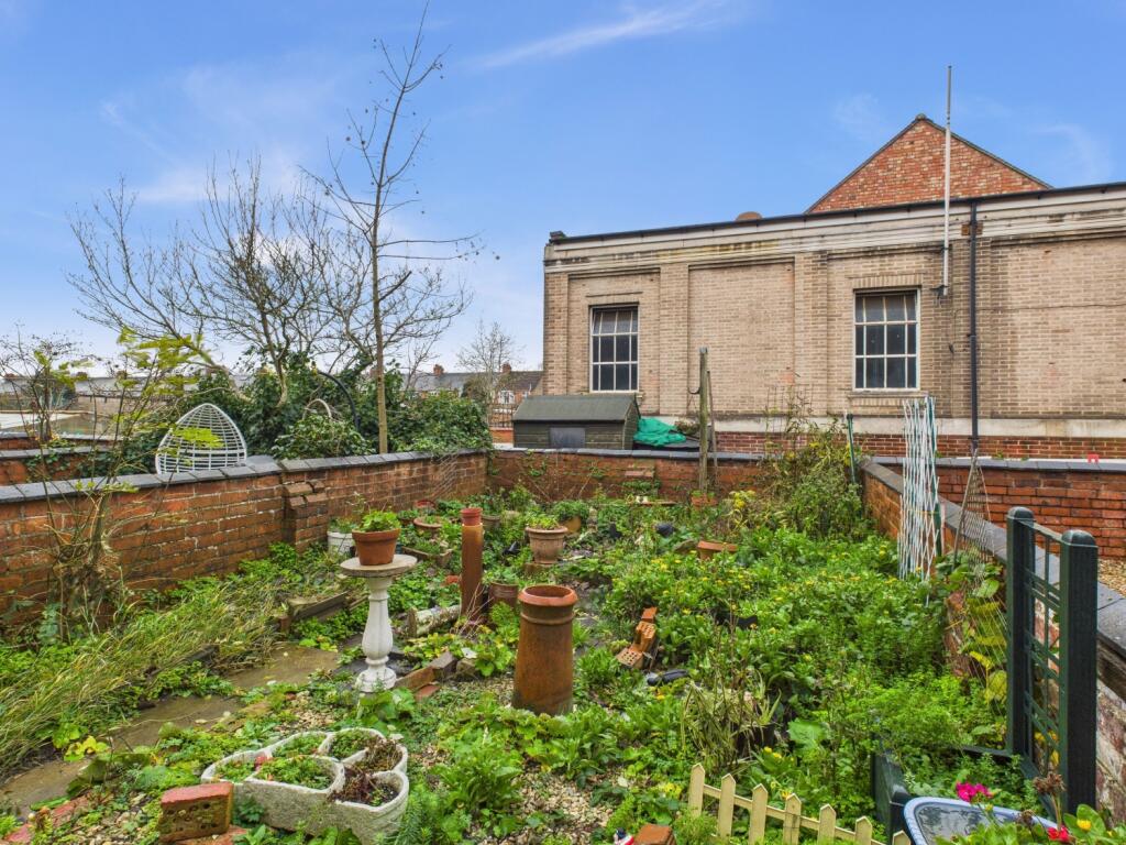 18. CAM04922G0-PR0093-STILL005