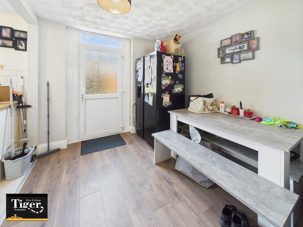 CAM02176G0-PR0633...