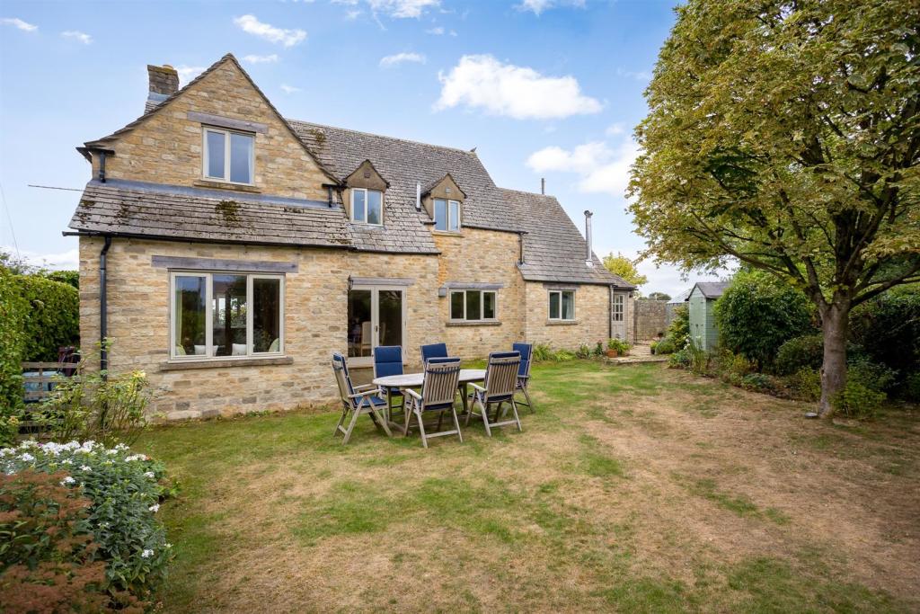 32 - Apperley - GL54 4NQ - Web.jpg