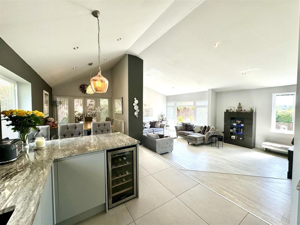 KITCHEN/DINING ROOM