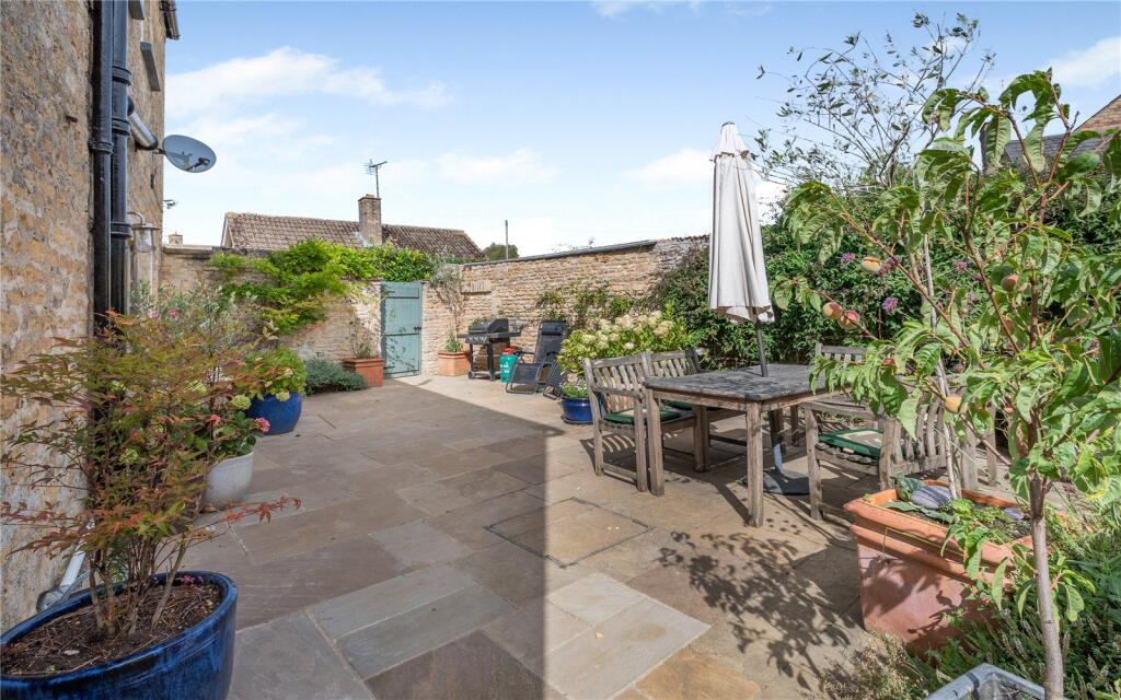 Rear Walled Terrace