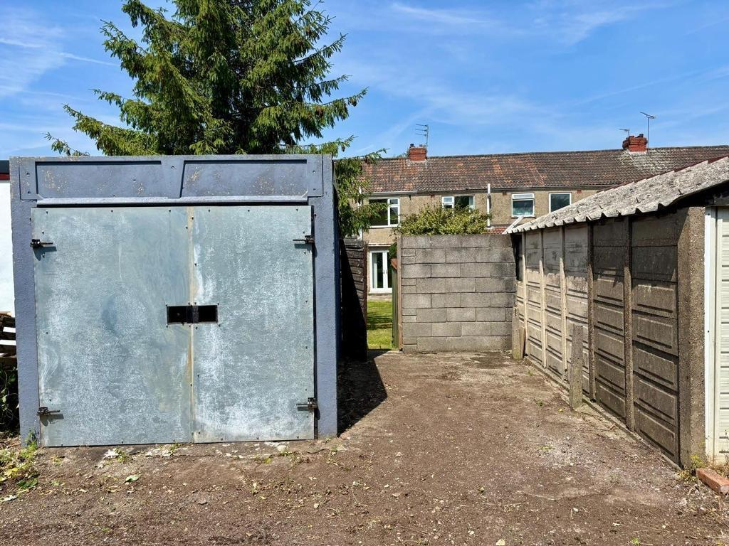 Garage &amp; Hardstanding