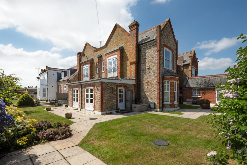 Leander Court, Graystone Road