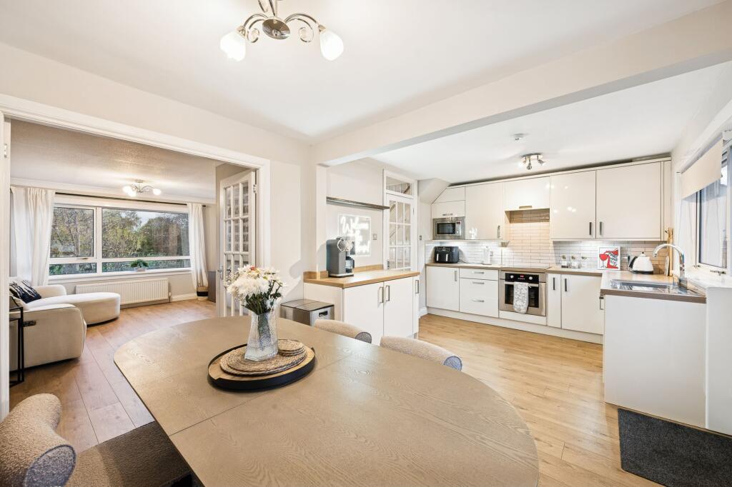 Kitchen/Dining/Lounge Area