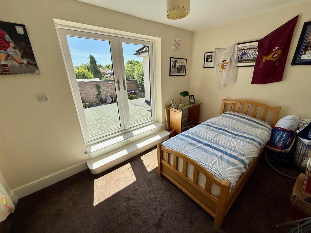 BR102 Bed3.jpg