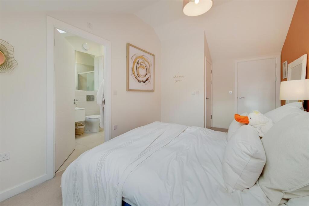 12_Main Bedroom-0.jpg
