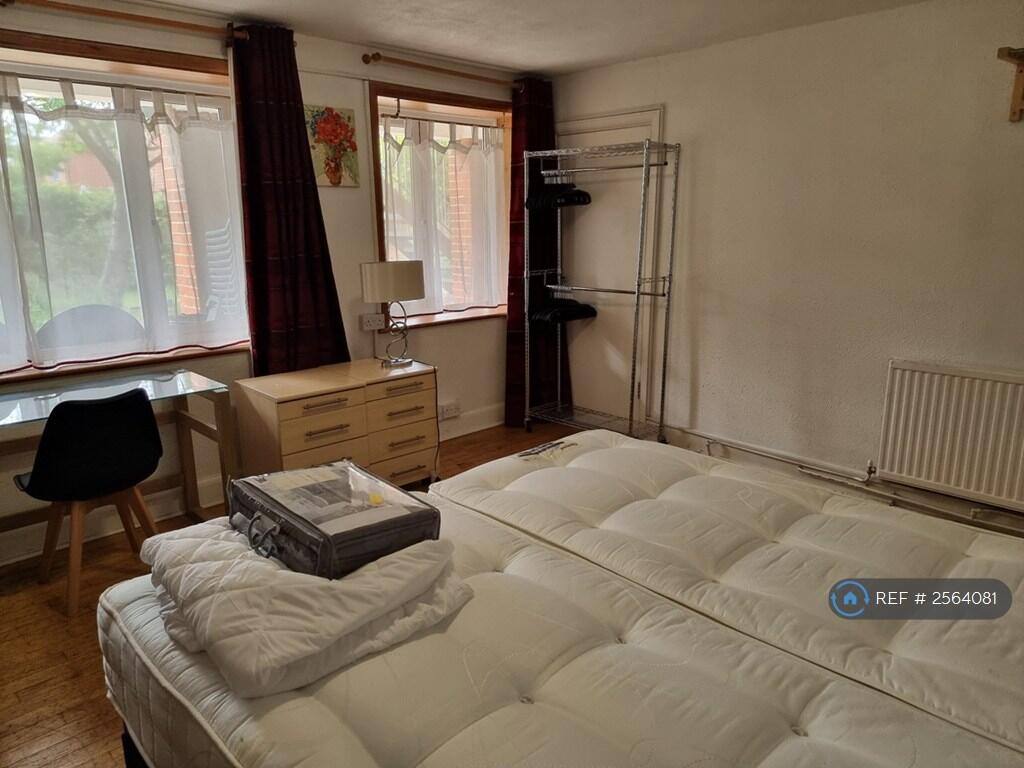 Large Double Garden Facing Room - Super King Bed