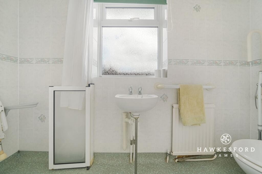 Sterling Road, Sittingbourne - First floor shower room