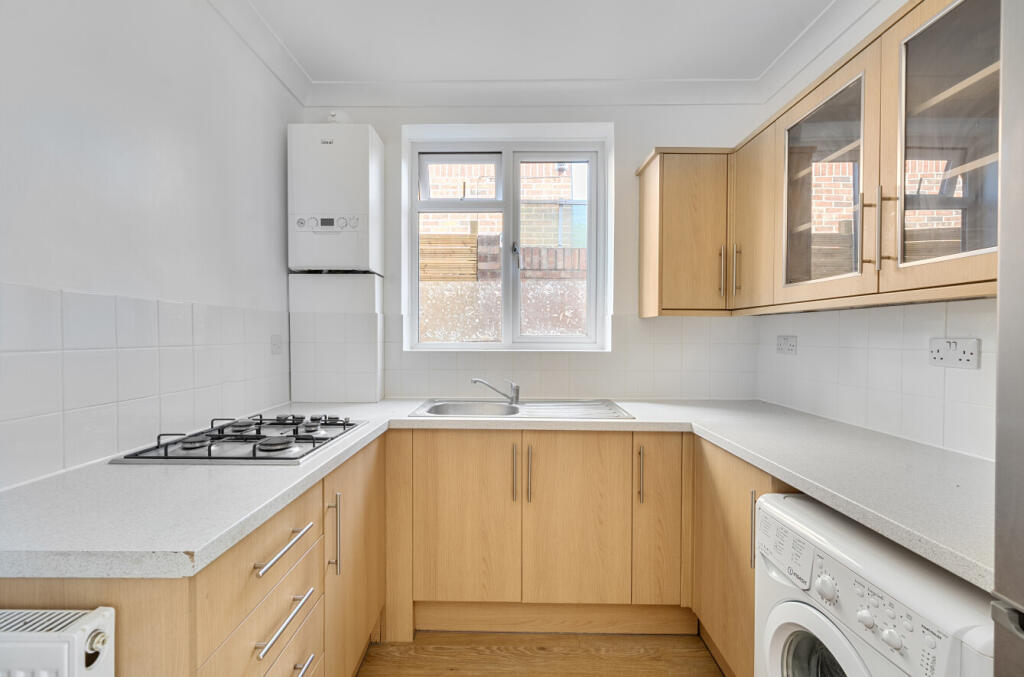 1347992-4-68b586e...