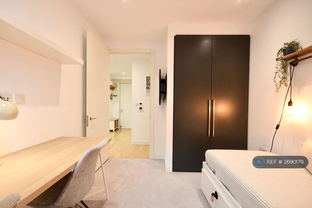 Second Bedroom/ Office With Pull-Out Bed