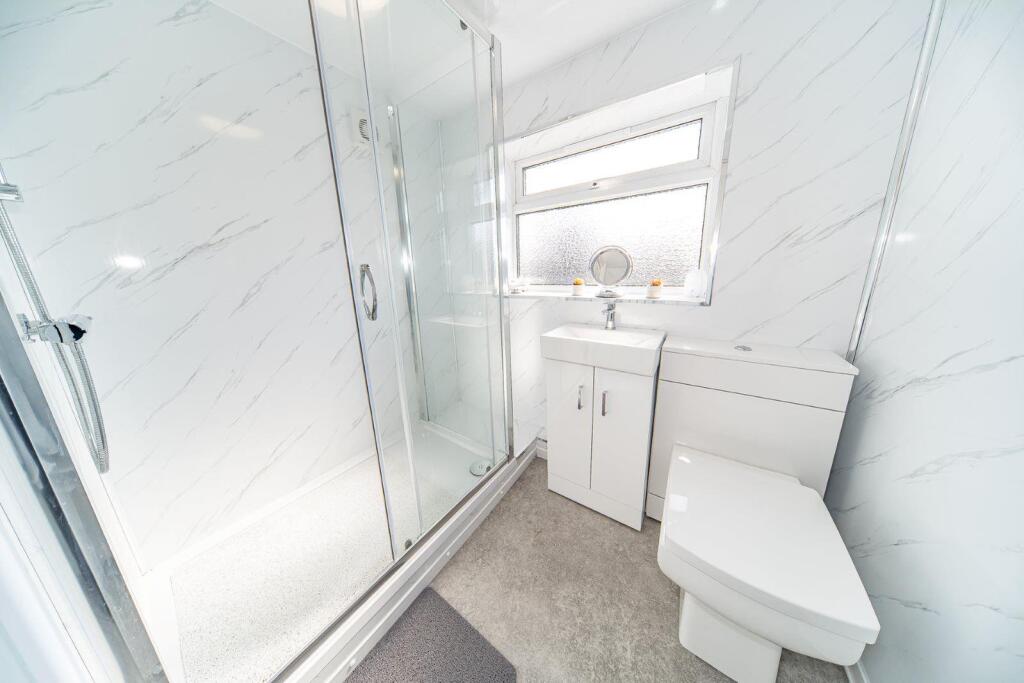 10 Birch Grove shower room.jpg