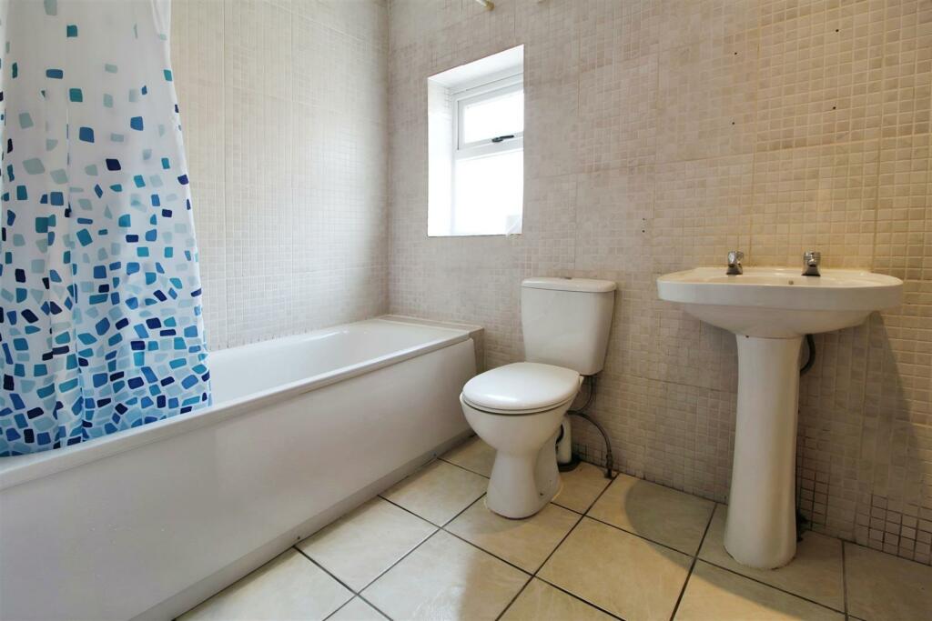 ebf9d03b-bathroom.JPG