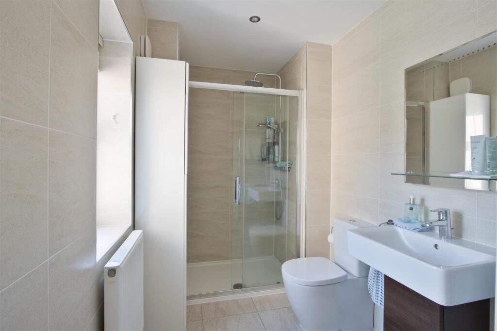 Master Bed En Suite