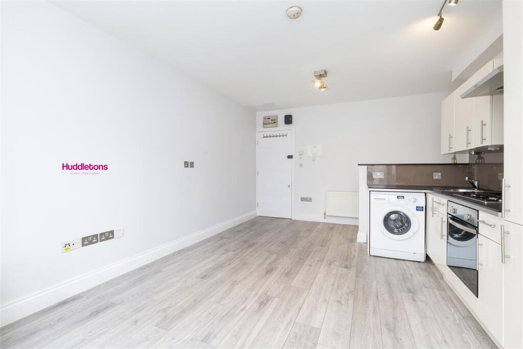 F2, 19 Crescent Road - 04.jpg