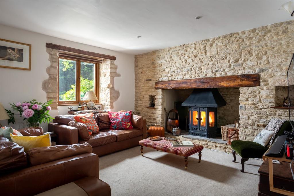 16 - Hillacres - GL53 9NS - Web.jpg