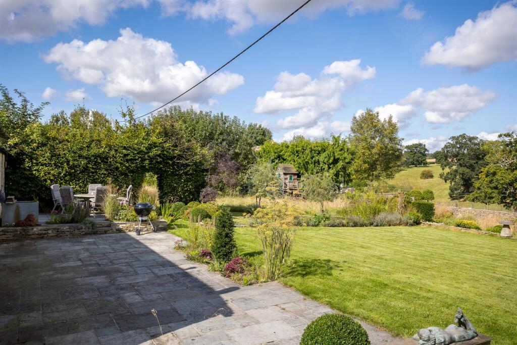 25 - 9-10 Sherborne - GL54 3DU - Web.jpg