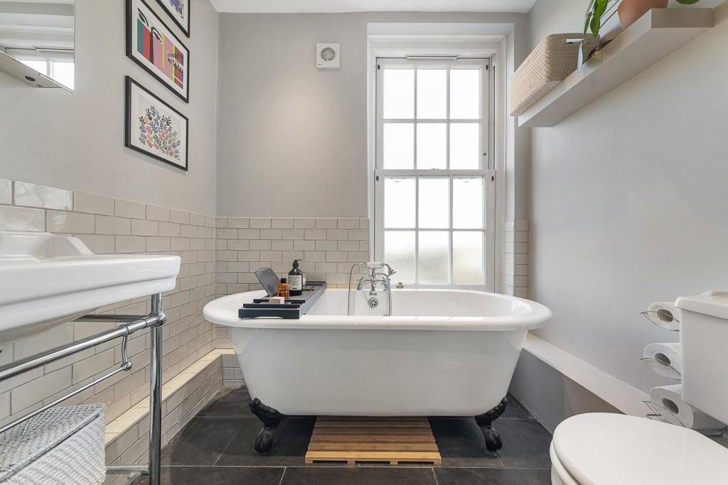 Bathroom (2).jpg