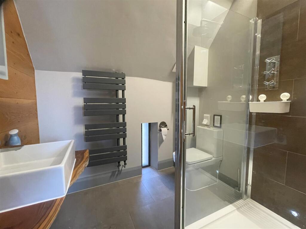 Bed 2 ensuite.jpg