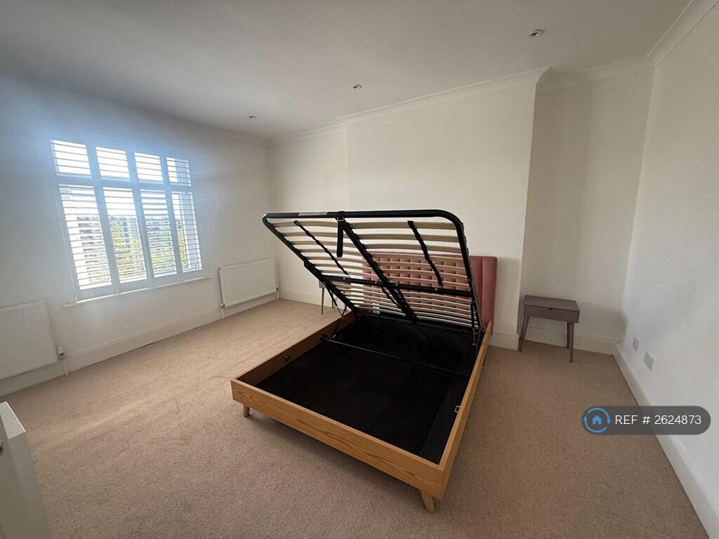 Large Bedroom - Back 