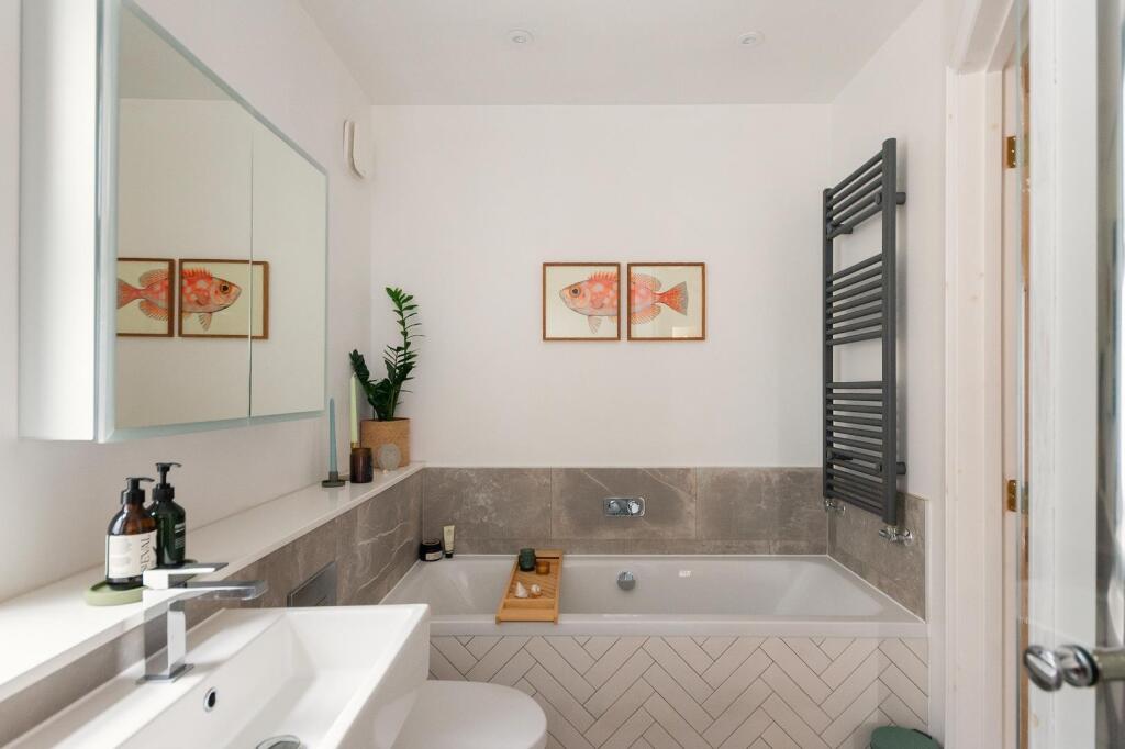 0R1TBN - Bathroom A.jpg