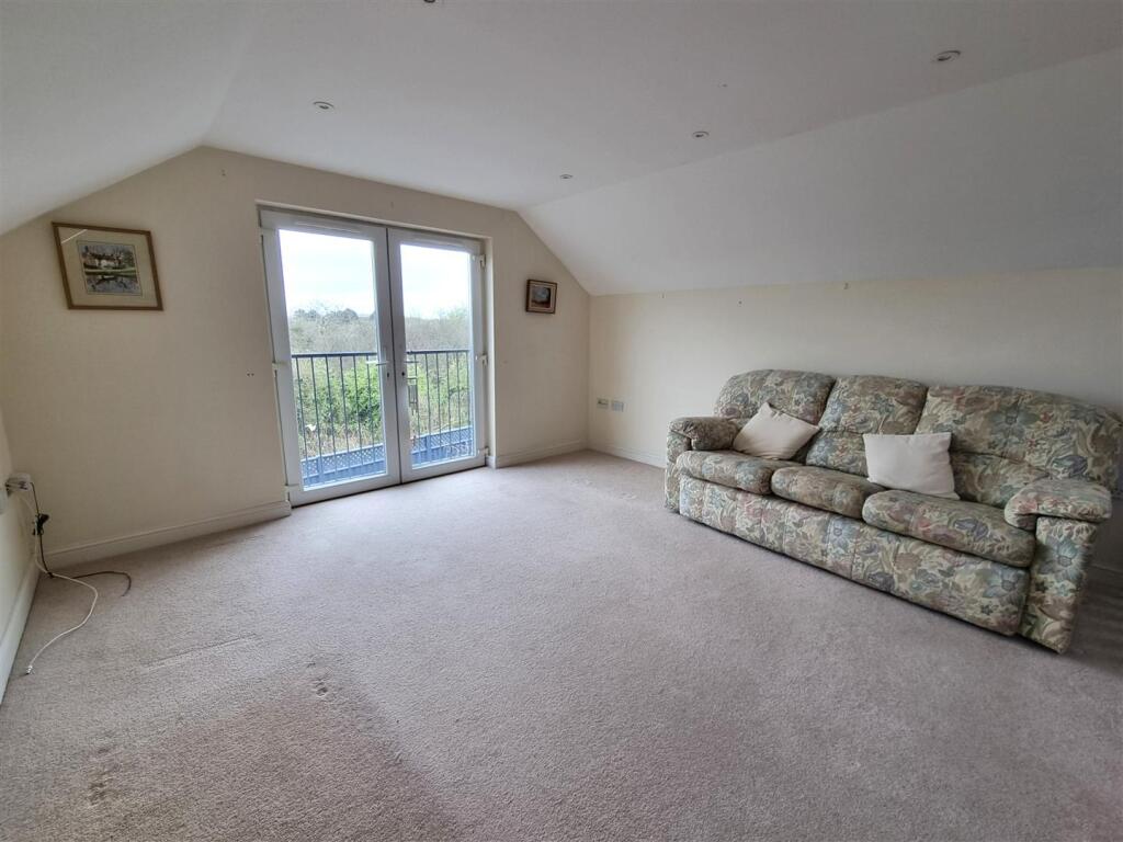 Living area 2.jpg