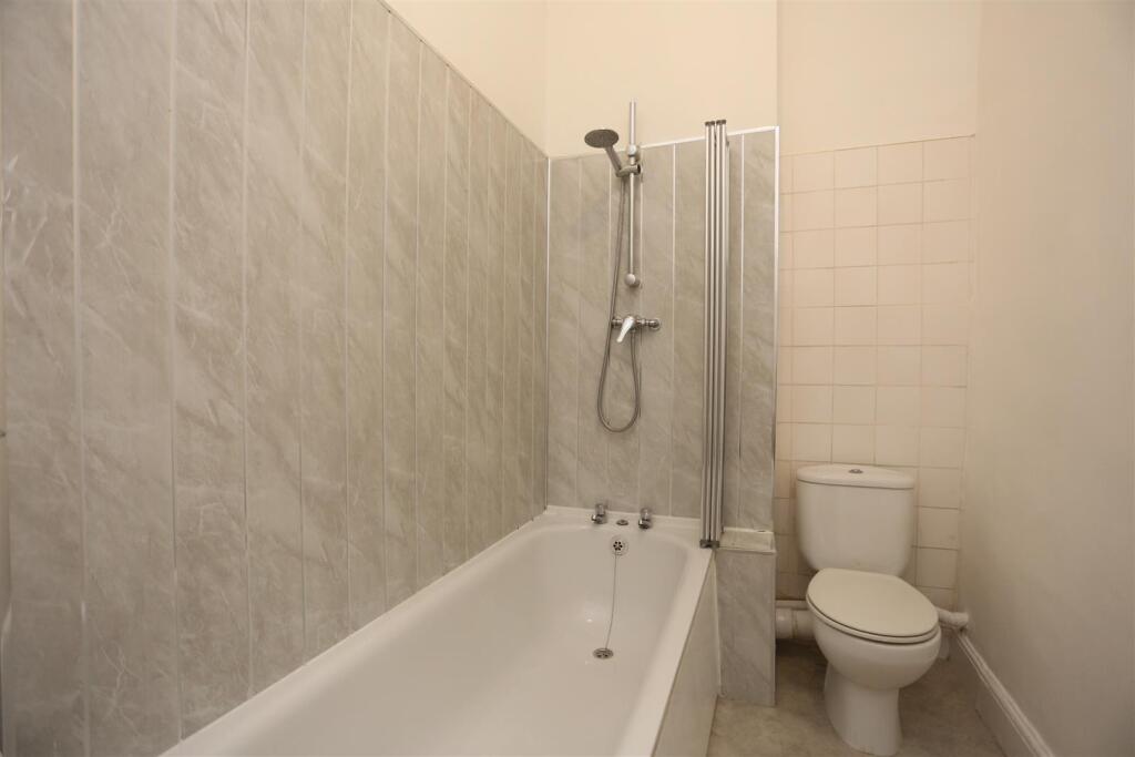 1, 2 St James's Street Mews Bathroom.JPG