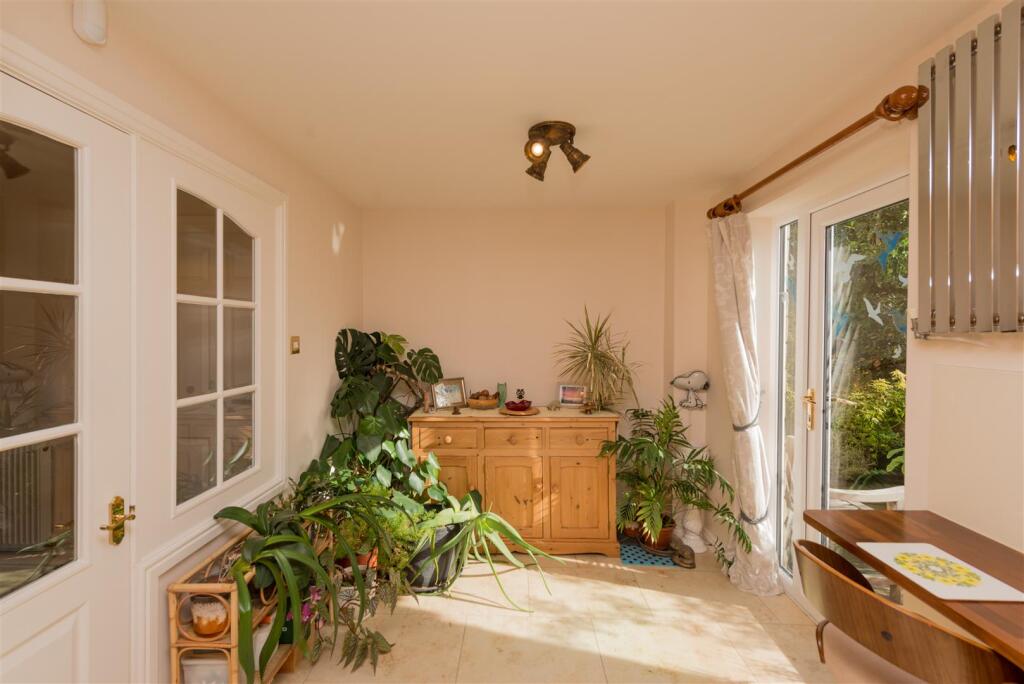 Fitted Breakfast Kitchen:
