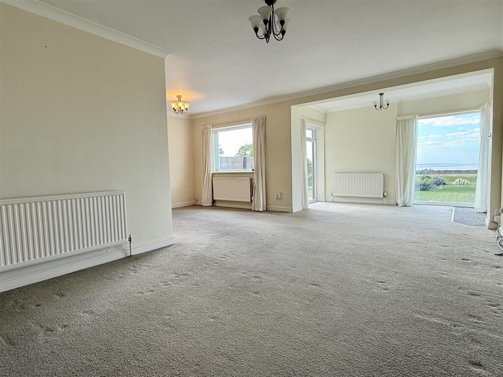 LOUNGE WITH DINING AREA