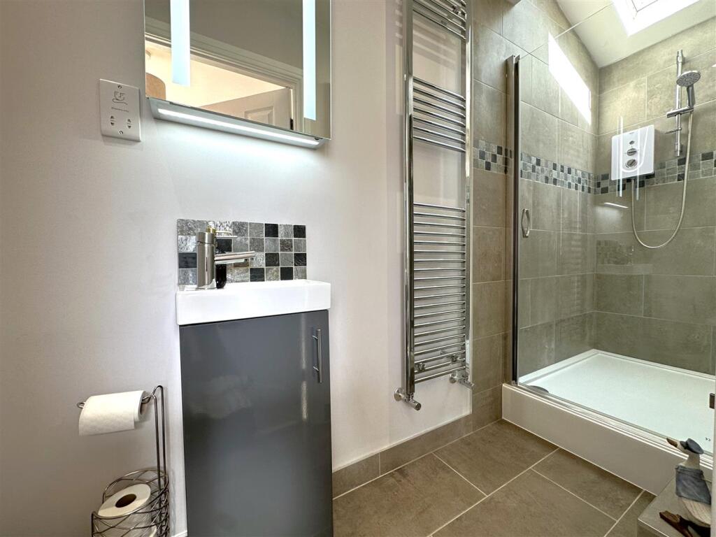 Stylish Shower Room 076