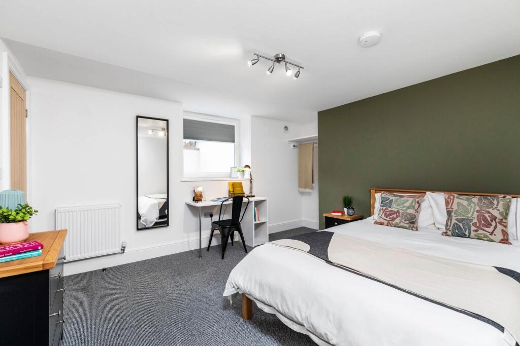 Bright, well-presented double bedroom with a co...